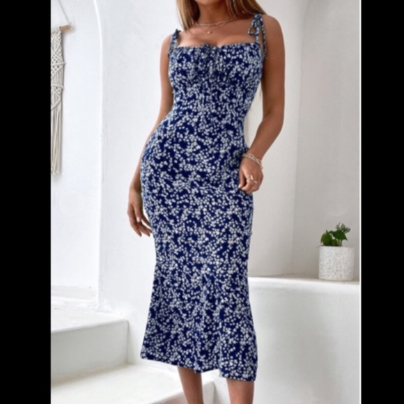 Ditsy Floral Tie Shoulder Split Back Mermaid Hem Cami Dress - Picture 5 of 9